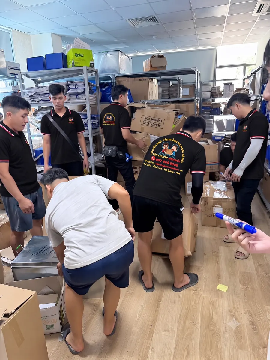 Đội ngũ Minh Đức phối hợp bàn giao văn phòng